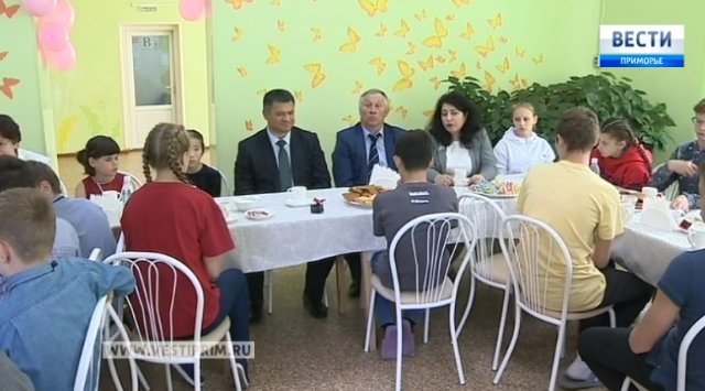 Андрей Тарасенко пригласил воспитанников детского дома на экскурсию по паруснику