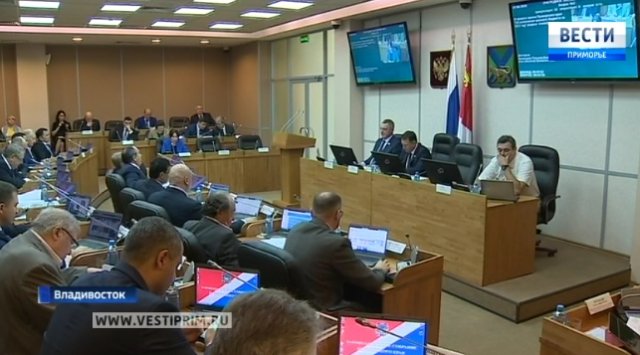 Более 30 вопросов обсудили депутаты на июньской сессии краевого парламента