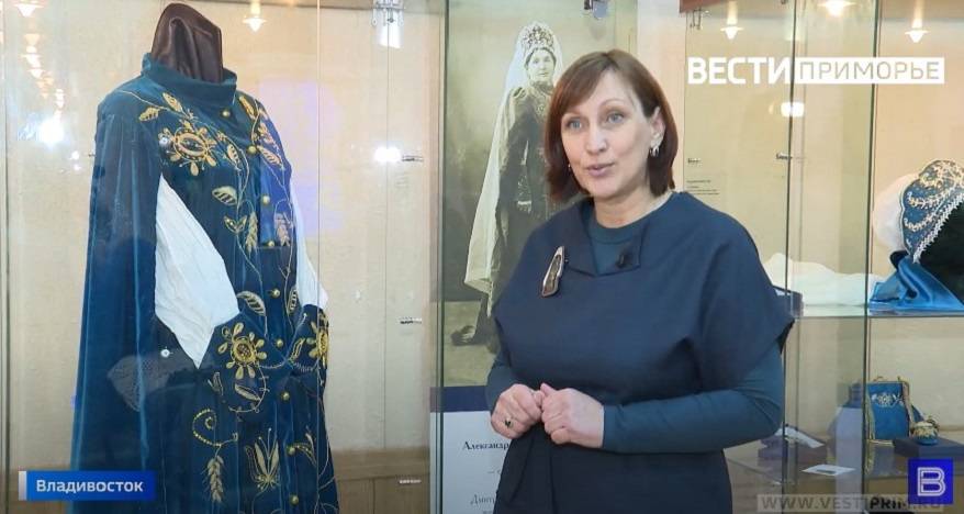Выставка «История одного костюма» открыта в библиотеке им. Горького