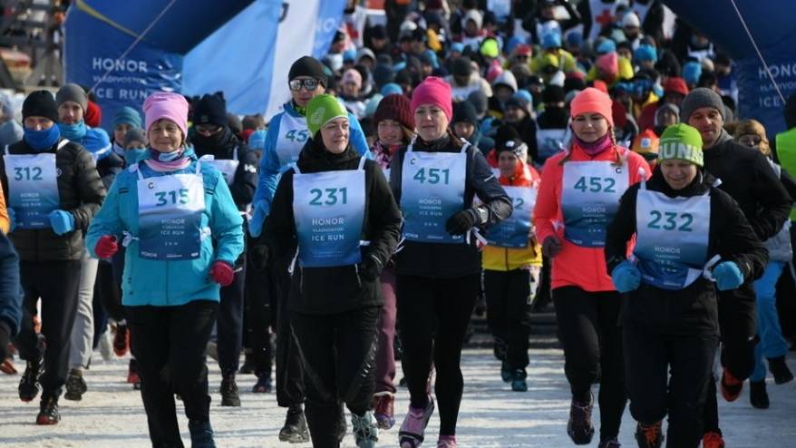 Более 1000 человек вышли на старт ледового полумарафона