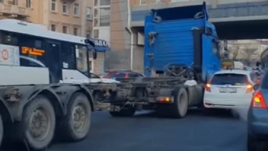 ДТП блокирует движение на оживленной дороге Владивостока ДТП блокирует движение на оживленной дороге Владивостока