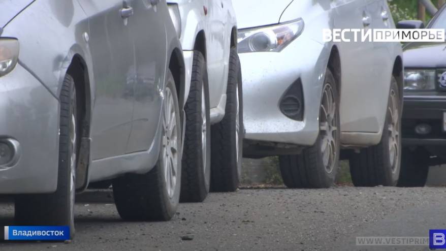 «Откуда они там?»: Парковка в центре Владивостока удивила горожан