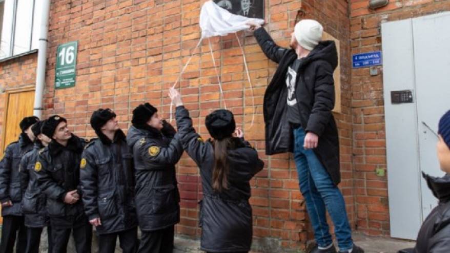 Мемориальную доску в честь женщины-капитана дальнего плавания открыли во Владивостоке Мемориальную доску в честь женщины-капитана дальнего плавания открыли во Владивостоке