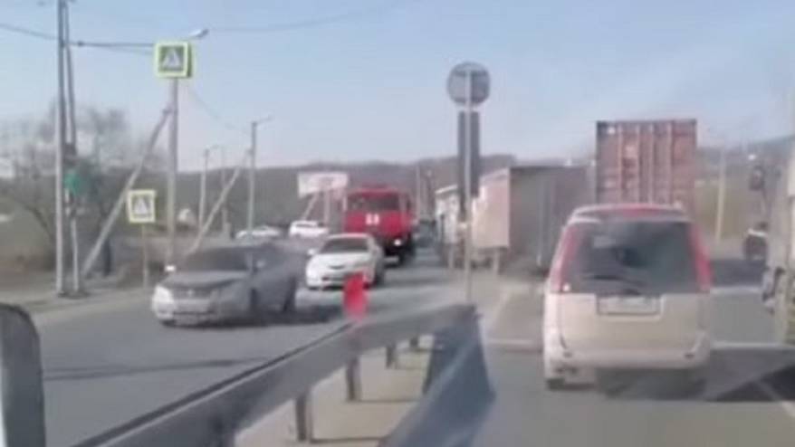 Пробка на трассе: Водителя зажало в кабине грузовика Пробка на трассе: Водителя зажало в кабине грузовика