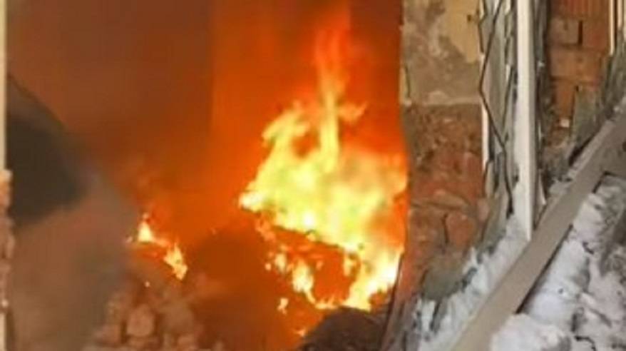 В эти минуты: Очевидцы снимают на видео, как полыхает здание бани