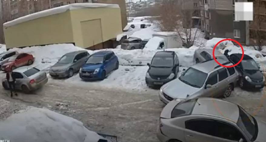«Боже, она знает, где педали?»: Считанные секунды и реакция малыша спасли от трагедии