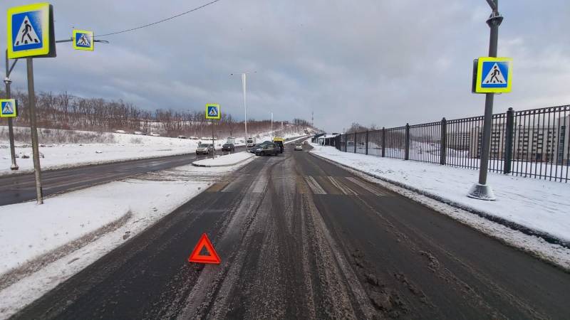 "Хонда Фит" "влипла" в столб освещения во Владивостоке