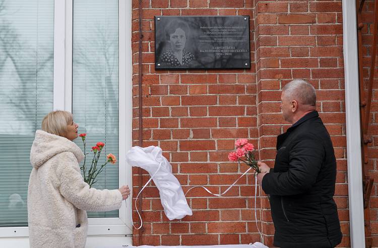 Первую мемориальную доску погибшим в борьбе с COVID-19 медикам открыли в столице Приморья