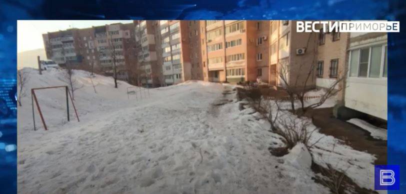 Во Владивостоке жильцы многоэтажки намерены судиться с мэрией за "прошлогодний снег"
