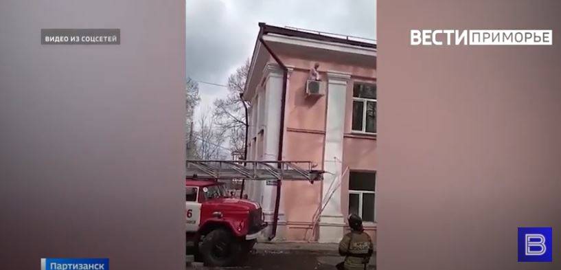 Чудом осталась жива: пожилую пациентку обнаружили на фасаде больничного корпуса