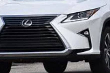 "Летающий" Lexus, совершив кульбит, оказался на крыше магазина