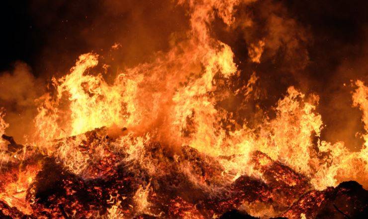 Крупный пожар бушует рядом с многоэтажными жилыми домами в Приморье