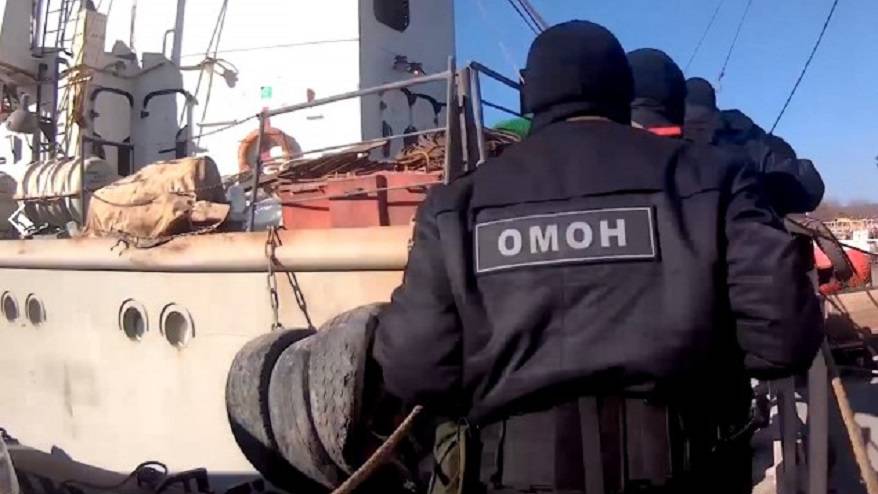 «Работает ОМОН»: На судне в порту прошли задержания