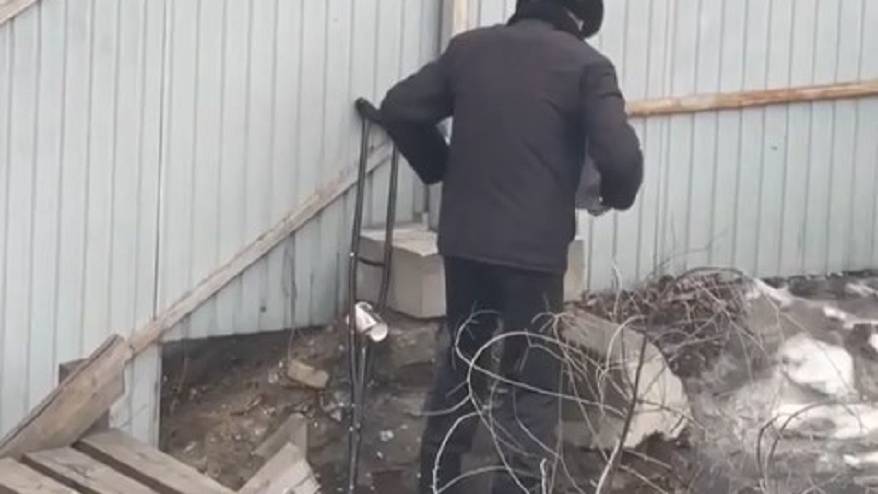 «Бьет на жалость, Оскар ему»: Горожане обсуждают видео с «инвалидом» на костылях
