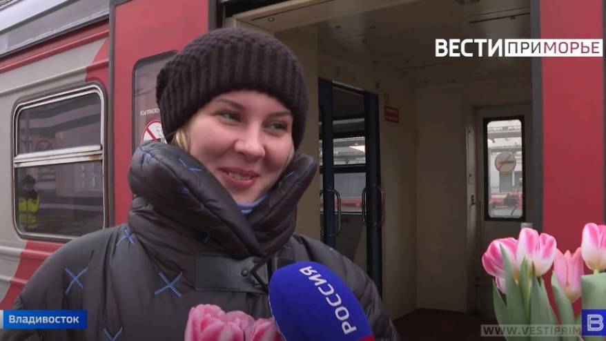 Букеты и улыбки украсили утро милых дам