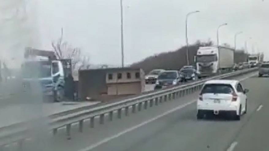 Движение блокировано: Упавшая будка лежит поперек трассы (видео)
