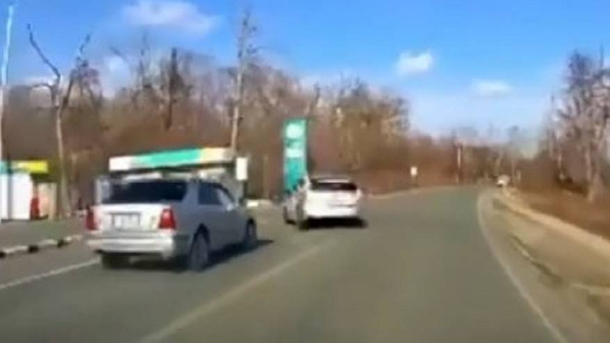 Десятки тысяч просмотров и жаркий спор вызвало видео с ДТП в Приморье