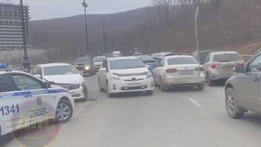 «Все встало»: Авария остановила движение на дороге Владивостока