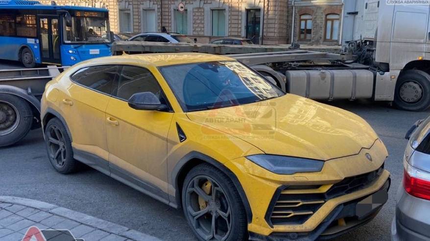 «Миллионы» в ДТП: Lamborghini «сцепился» с КАМАЗом
