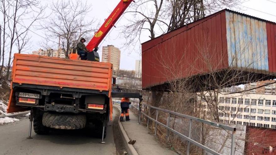 Владивосток избавляется от самовольно установленных построек и гаражей