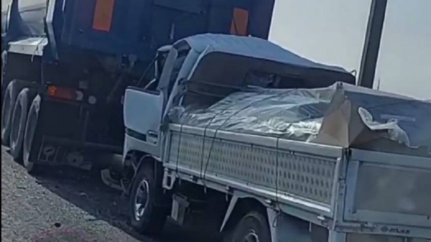 Влетел в большегруз: Серьезное ДТП произошло на трассе (видео)