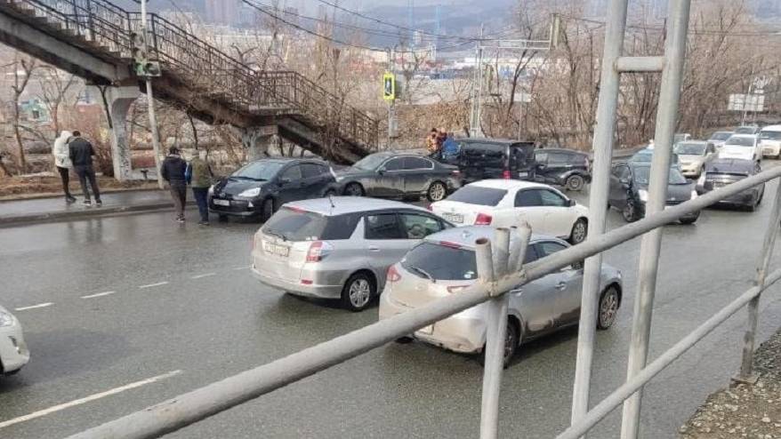 Авария на дороге остановила движение во Владивостоке