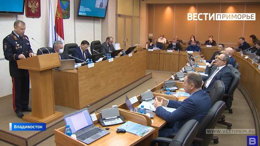 Депутаты ЗакСа скорректировали бюджет и выслушали генерала
