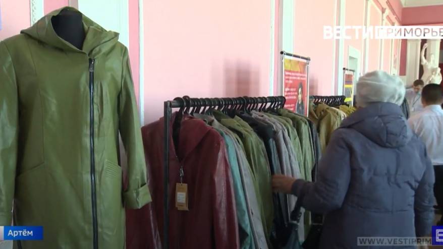Скидки до 70% вызвали ажиотаж на выставке-продаже верхней одежды и обуви