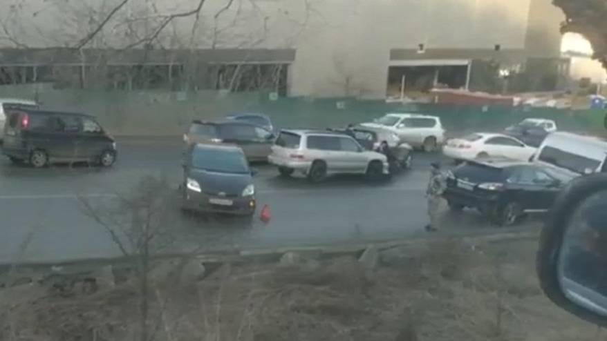 Массовая авария спровоцировала огромную пробку во Владивостоке (видео)