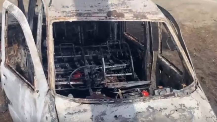 Автомобиль врезался в бетонное основание столба освещения и загорелся