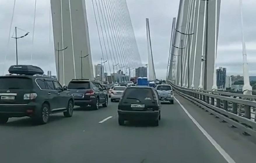 По дороге к Золотому мосту: Очевидцы недоумевают от увиденного на дороге