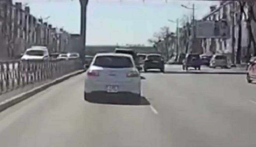 «Заставить таких чертей»: Поступок пассажира авто обескуражил очевидцев (видео)