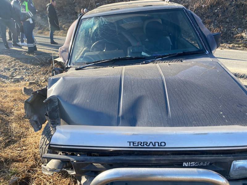 Во Владивостоке Nissan Terrano снес столб освещения