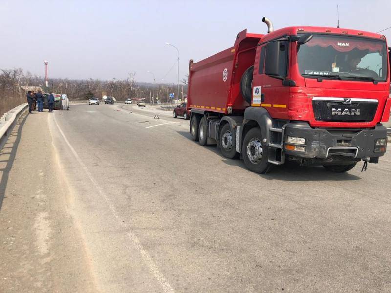 Жесткое ДТП: во Владивостоке микроавтобус врезался в самосвал и перевернулся