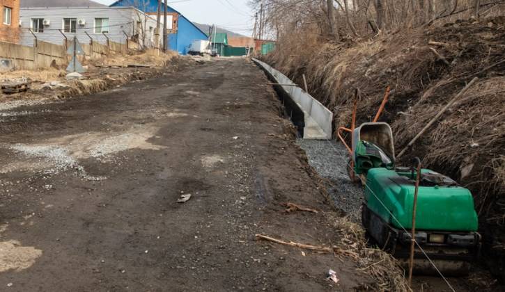 Дорожный ремонт начался на улице Хуторской во Владивостоке