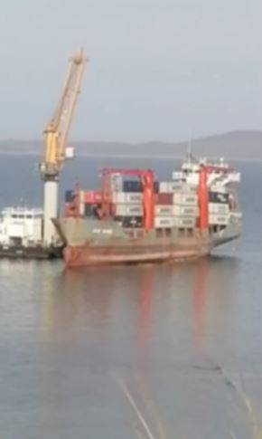 Началась разгрузка контейнеровоза, севшего на мель в Приморье