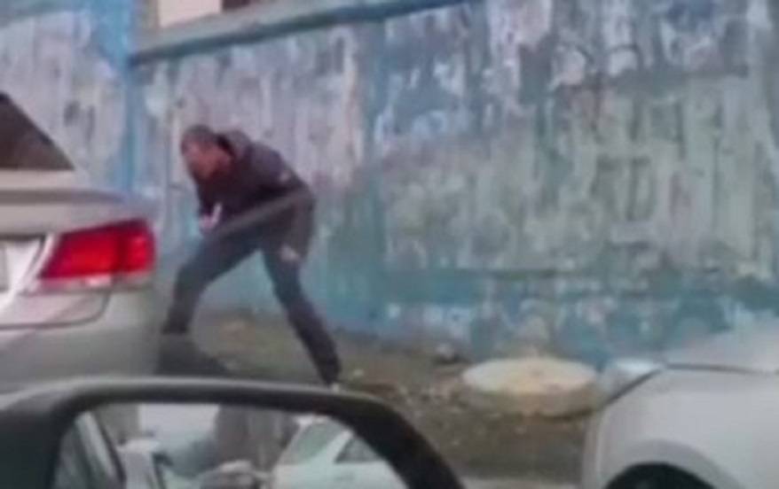 «Бил лежачего»: Очевидцами схватки на дороге стали жители Владивостока