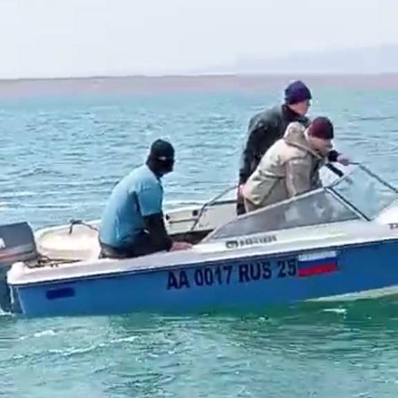 "Отнюдь не экскурсия": люди в масках "засветились" в заливе Посьет
