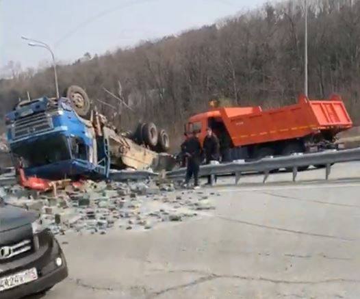Многотонная махина "размоталась" о леера на въезде во Владивосток