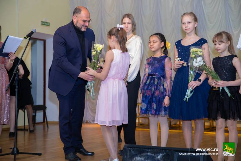 Глава Владивостока вручил награды победителям городских конкурсов и фестивалей юных талантов