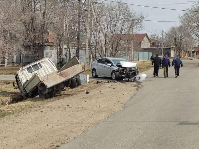 Грузовик въехал в легковушку в Приморье: пострадала женщина