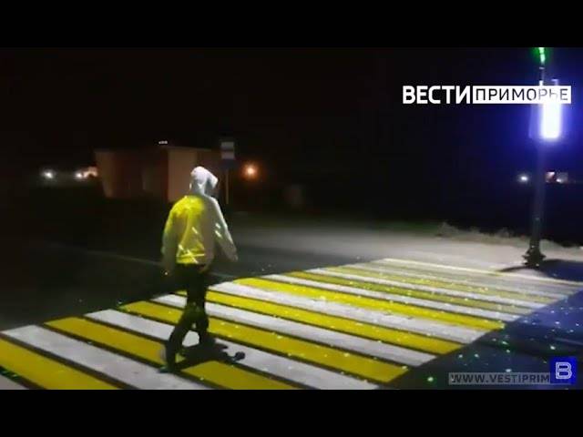 Курпногабаритный автомобиль снес светофор в Приморье