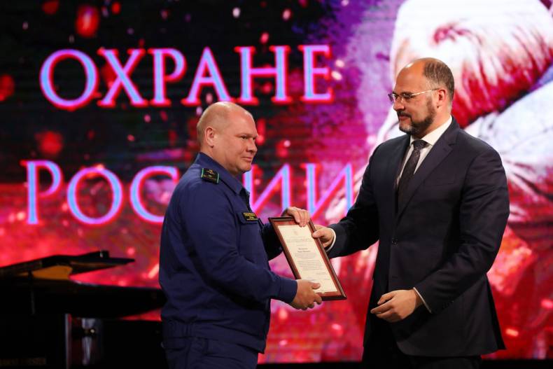 Глава Владивостока отметил наградами лучших пожарных города