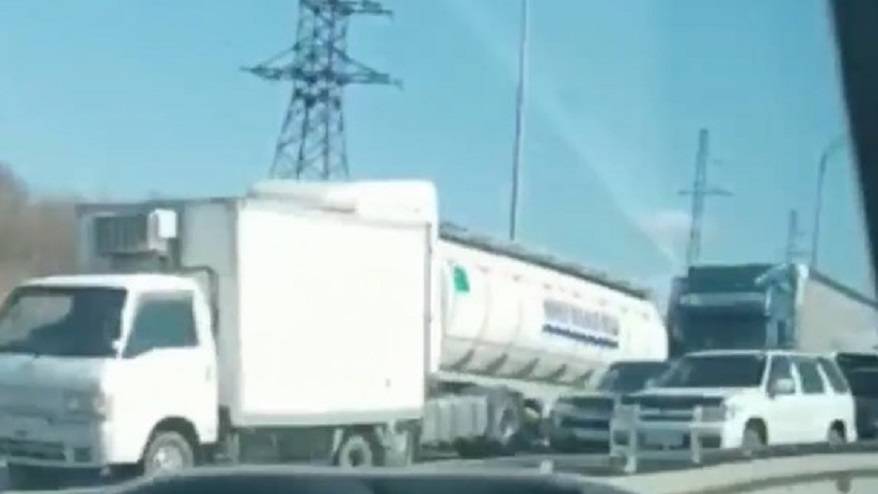 «Трасса встала»: Массовая авария спровоцировала огромную пробку (видео)