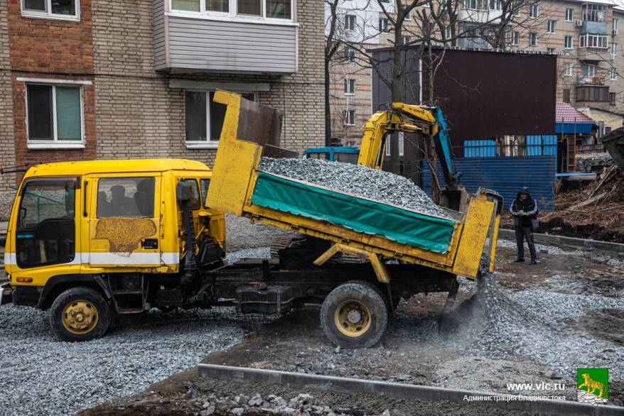 Во Владивостоке благоустраивают придомовые территории по программе "1000 дворов"