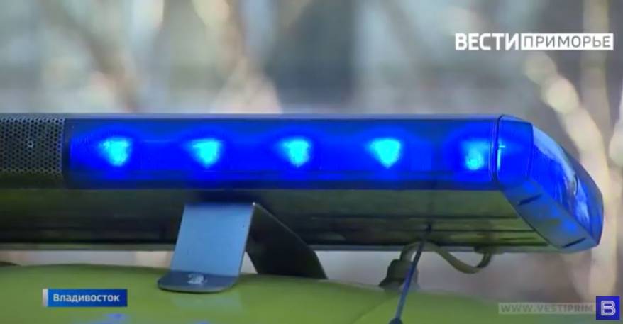 Во Владивостоке автомобиль въехал в остановку общественного транспорта: пострадала женщина