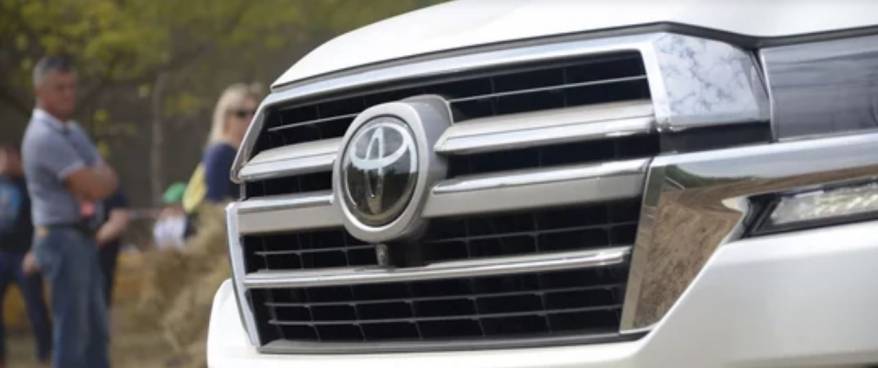 Неизвестный на белом Toyota Land Cruiser расстрелял мужчину во Владивостоке