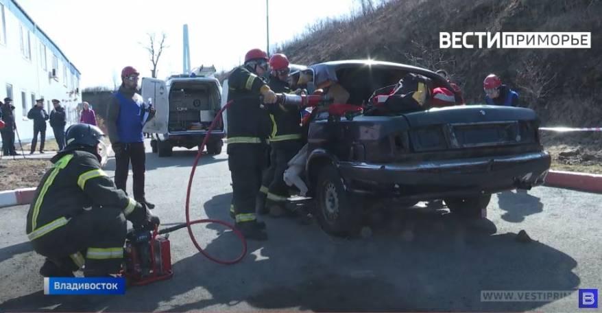 В Приморье спасатели деблокировали из машины "пострадавших" в ДТП