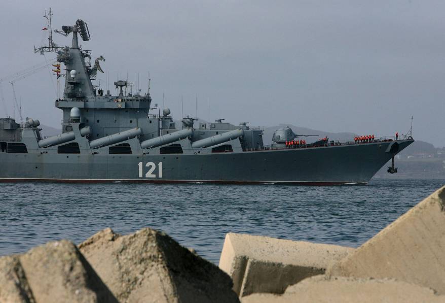 На ракетном крейсере "Москва" в результате пожара сдетонировал боезапас