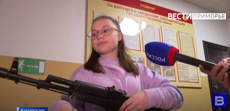 Школьники Владивостока попробовали себя в роли военнослужащих